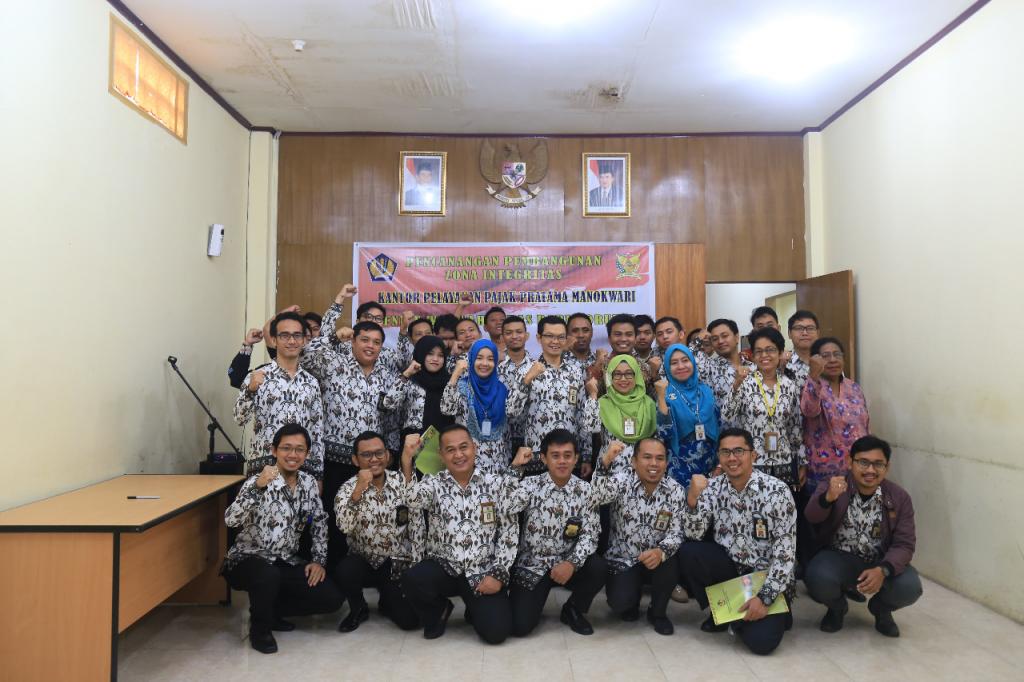 Seluruh pegawai melakukan foto bersama