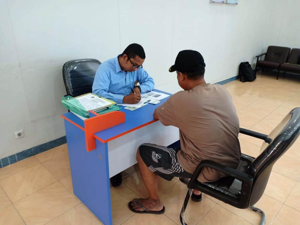 Seorang calon wajib pajak melakukan pendaftaran NPWP