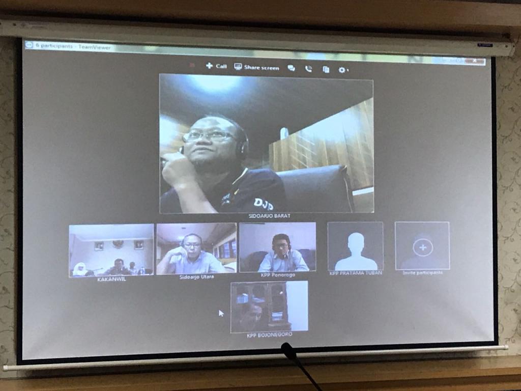 Kepala KPP Pratama Sidoarjo Barat Vidcon dengan Kakanwil DJP Jatim II