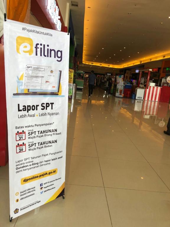 Spanduk SPT Tahunan di dalam Lippo Mall Kota Baubau