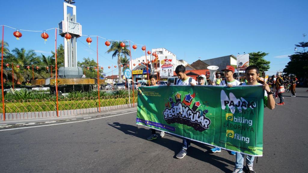 Menjelang akhir periode penyampaian Surat Pemberitahuan (SPT) Tahunan Pajak Penghasilan Tahun Pajak 2017, Direktorat Jenderal Pajak (DJP) secara serentak menggelar Spectaxcular 2018, Minggu (18/03). Menjadi bagian dari acara nasional tersebut, KPP Pratama Salatiga menyelenggarakan kampanye simpatik penyampaian SPT Tahunan melalui e-Filing dengan mengusung kearifan lokal pawai drumblek di sepanjang jalan Jend. Sudirman