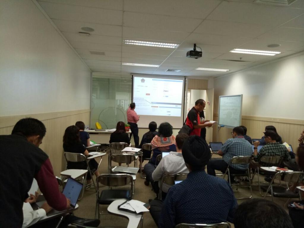 Suasana edukasi bagi karyawan PT Mitra Adiperkasa Tbk