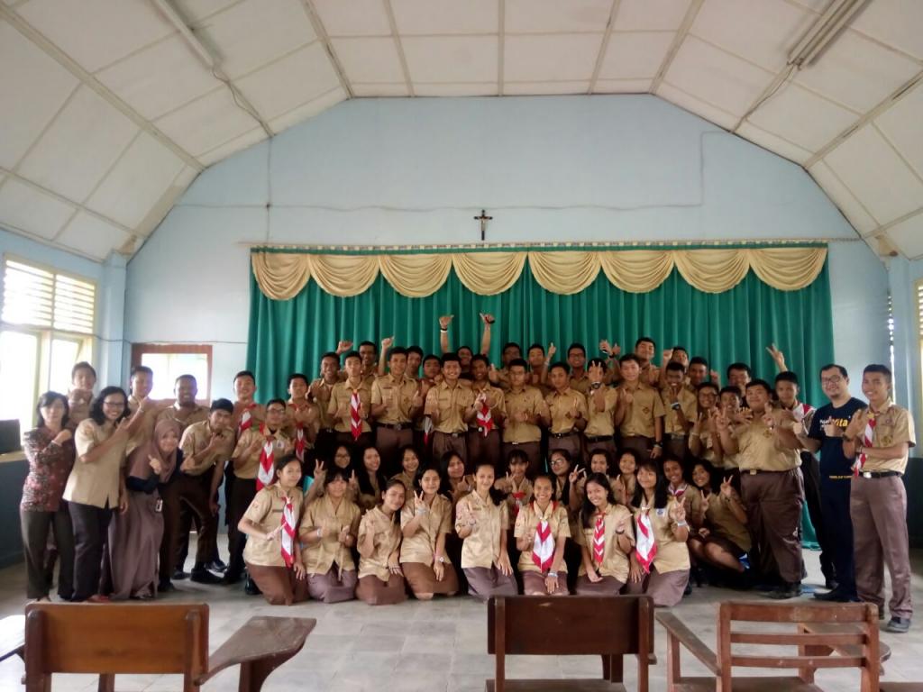 Foto bersama guru dan siswa SMA Xaverius 2 Palembang setelah acara selesai.