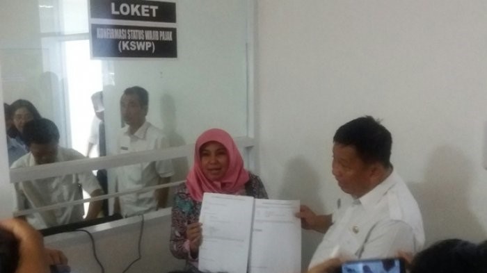 Kepala Kanwil DJP Bengkulu-Lampung bersama Plt. Walikota Bandar Lampung menunjukkan hasil konfirmasi KSWP