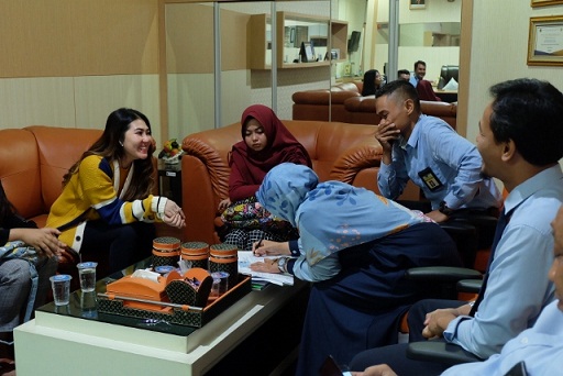 Via Vallen di ruang konsultasi bersama Account Representative dan Kasi Waskon.