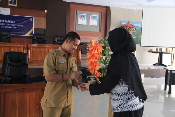 Pemberian cindera mata kepada bendahara yang paling aktif