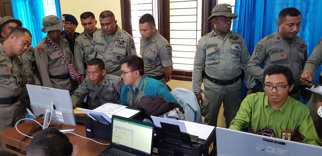 Wajib Pajak anggota Brimob sedang mengantri untuk mendapatkan Efin