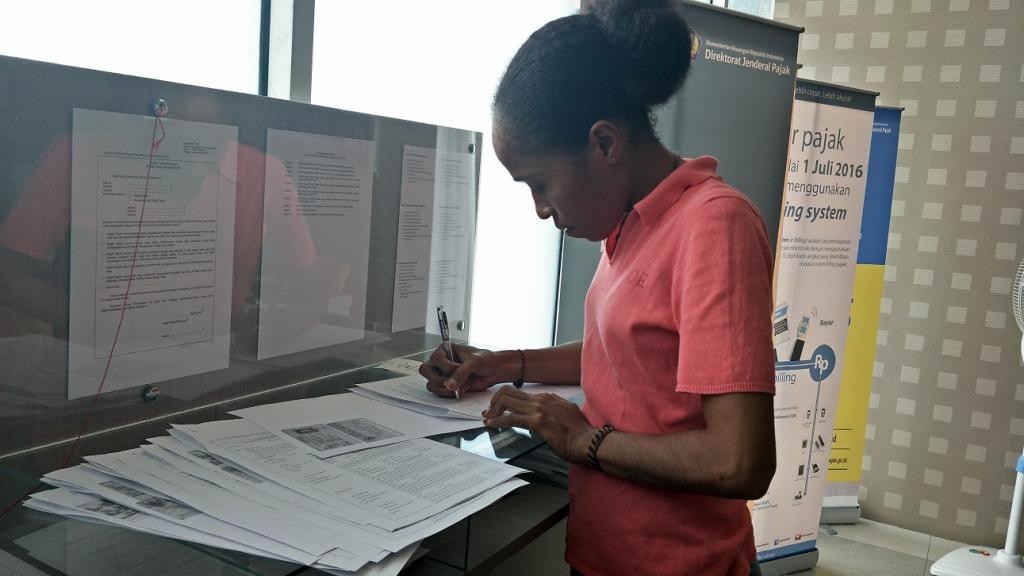 Wajib pajak mengisi form pendaftaran wajib pajak baru