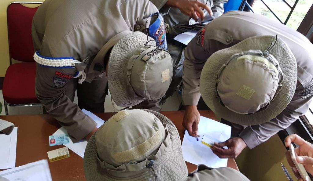 Wajib pajak anggota Brimob antusias dalam mempersiapkan data untuk proses pengisian efiling