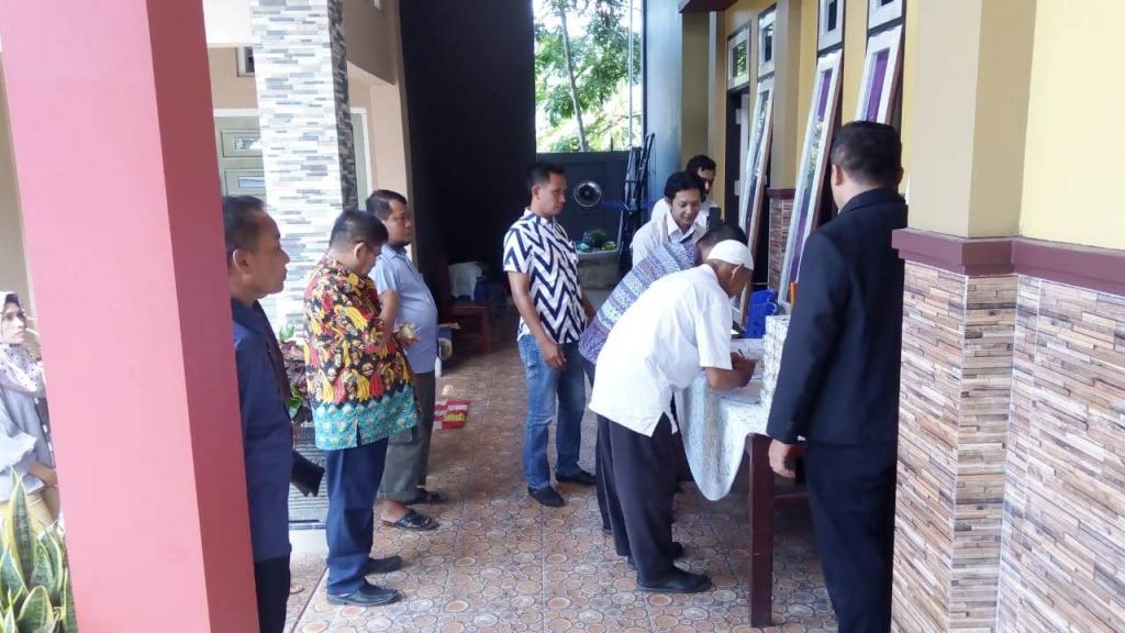 Wajib pajak antre mengisi absen sebelum acara sosialisasi