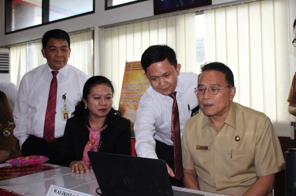 Walikota melakukan pengisian e-filing didampingi Kakanwil DJP Suluttenggonmalut dan Kepala KPP Manado