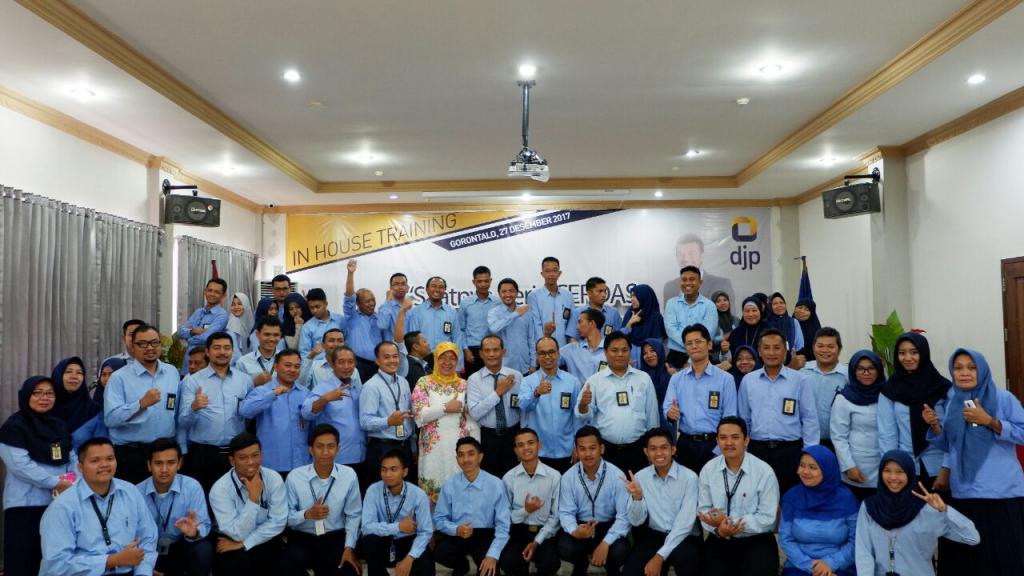Foto bersama seluruh pegawai KPP Pratama Gorontalo usai acara