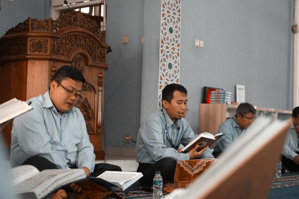 Agus Budisantoso bersama pegawai lainya bertilawah bersama