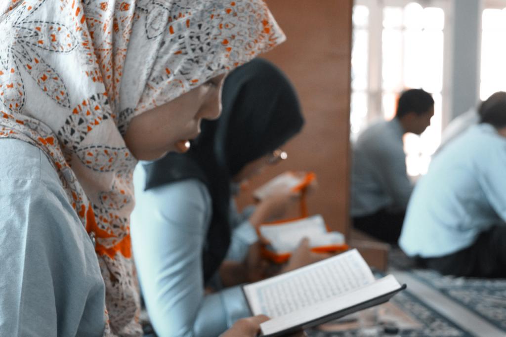 Peserta pajak bertilawah dengan khidmat melantunkan ayat-ayat suci Al Quran