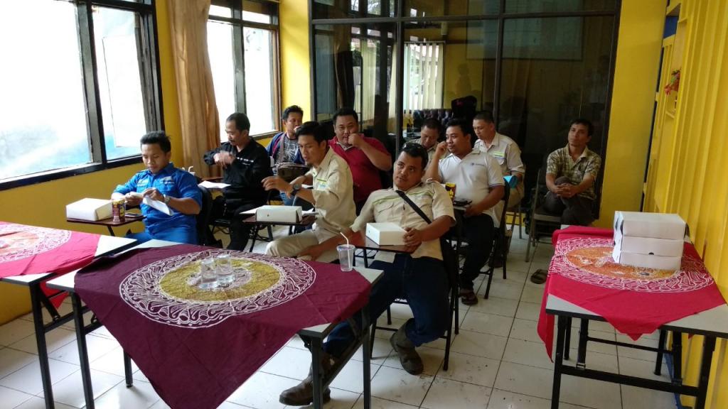 Para peserta antusias memperhatikan materi yang disampaikan