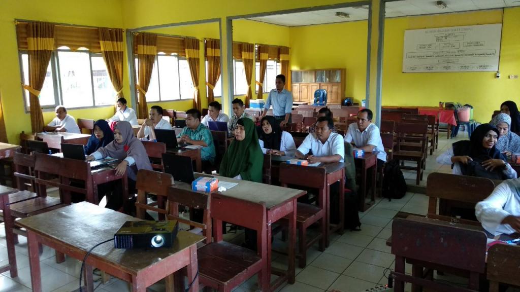 Para peserta yang sedang memperhatikan pemateri