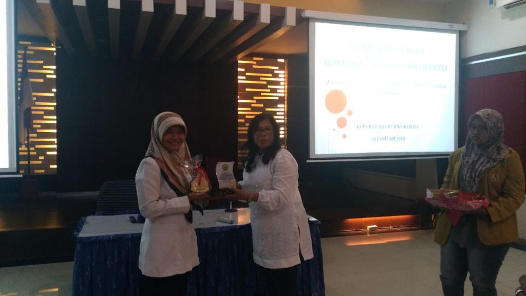 Sesi tukar-menukar cindera mata antara KPP Pratama Purwokerto dengan Himatika Unsoed