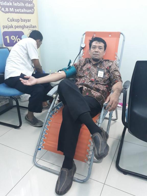 Suasana saat salah satu pegawai mendonorkan darahnya.