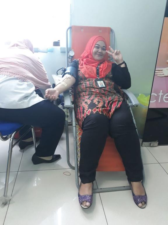 Salah satu AR, Loanita tampak asyik menikmati proses donor darah.