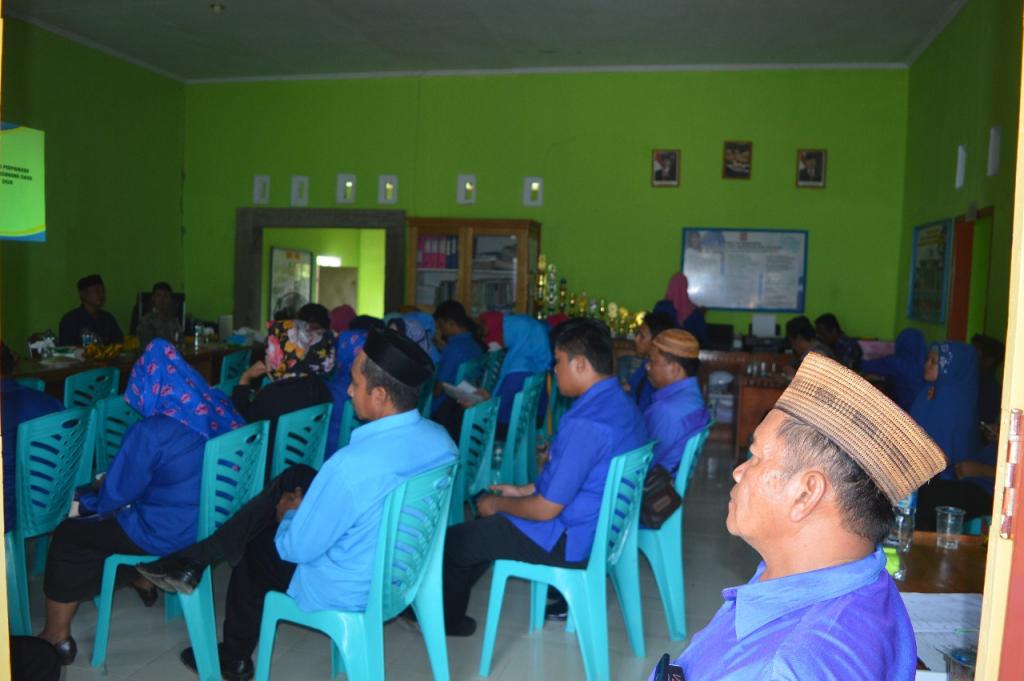 Peserta memerhatikan penyampaian materi