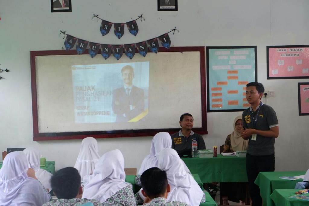 Penyampaian Materi PPh 21 dan SPT Tahunan oleh Garland Dandy Saputra