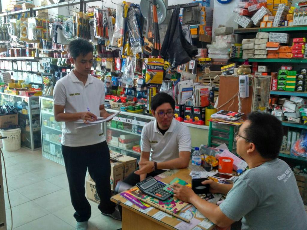 Petugas menjawab pertanyaan Wajib Pajak tentang masalah perpajakan.