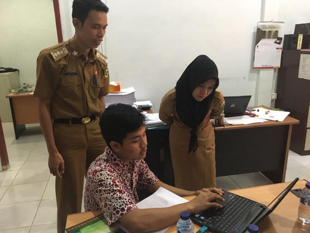 Bendahara Badan Pengelolaan Keuangan dan Aset Daerah sedang mendapat penjelasan dari penyuluh pajak