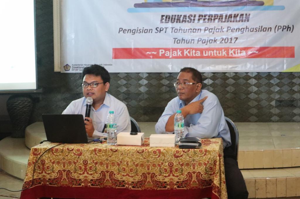 Staff KP2KP Sumenep, Andika sedang memberikan materi sosialisasi
