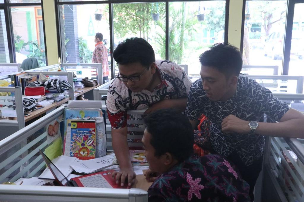 Staff KP2KP, Andika Darma sedang membimbing salah satu guru dalam menggunakan aplikasi e-filing
