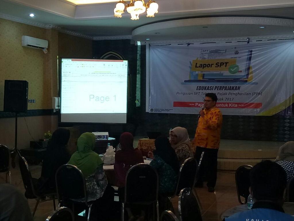 Paparan materi oleh Pelaksana KP2KP Sumenep, Andika Darma