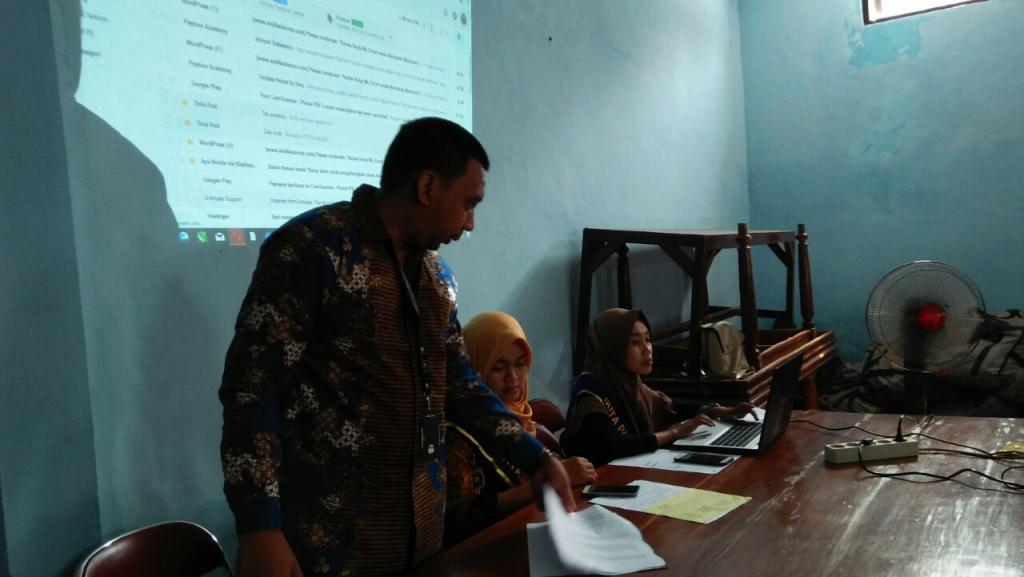 Staff KP2KP, Dimas Bagus dibantu duta Pajak Unija Sumenep sedang memberikan pengarahan