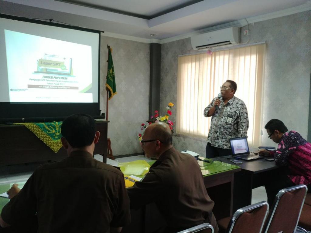 Kepala KP2KP Sumenep, Hario Widodo menyampaikan materi pengantar perpajakan.