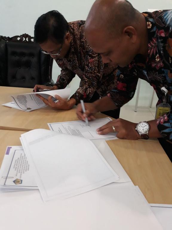 tampak salah satu pejabat eselon IV, Jatmiko menandatangani Kontrak Kinerja 2018