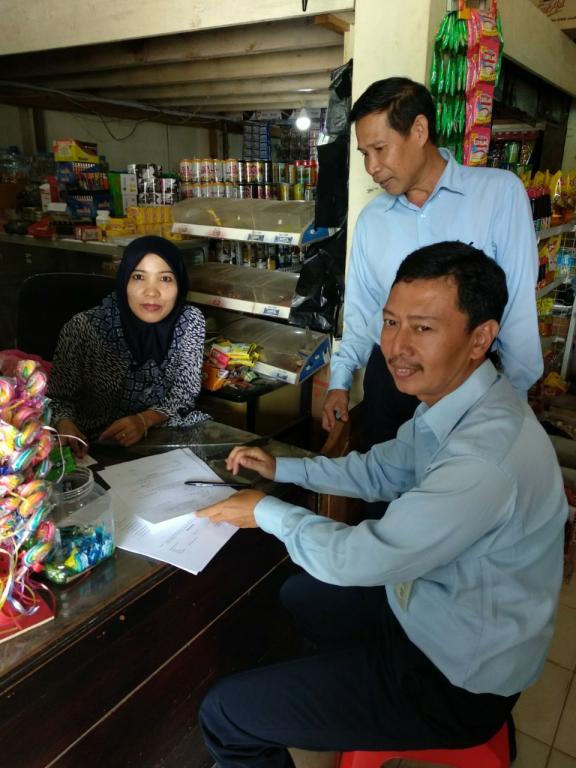 Tim door to door mendatangi pelaku usaha.