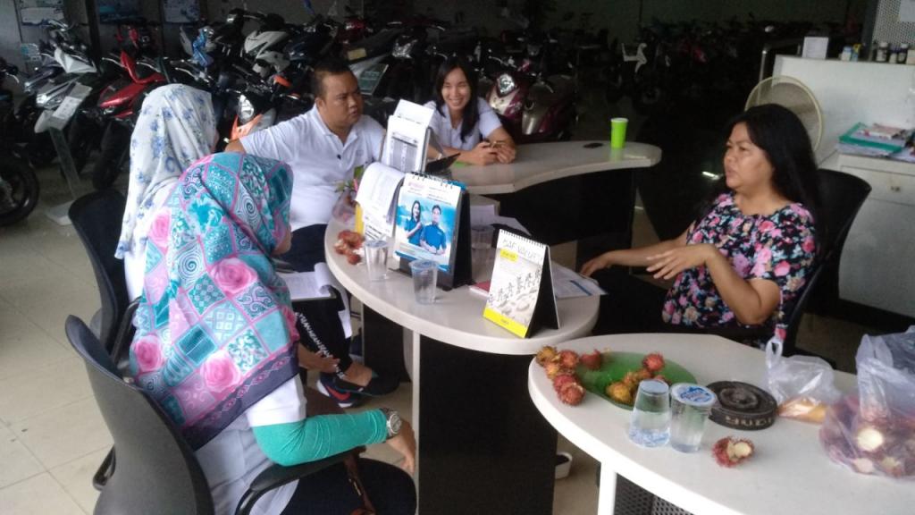 Petugas sedang mengimbau wajib pajak untuk mendaftarkan usahanya dan memiliki NPWP.