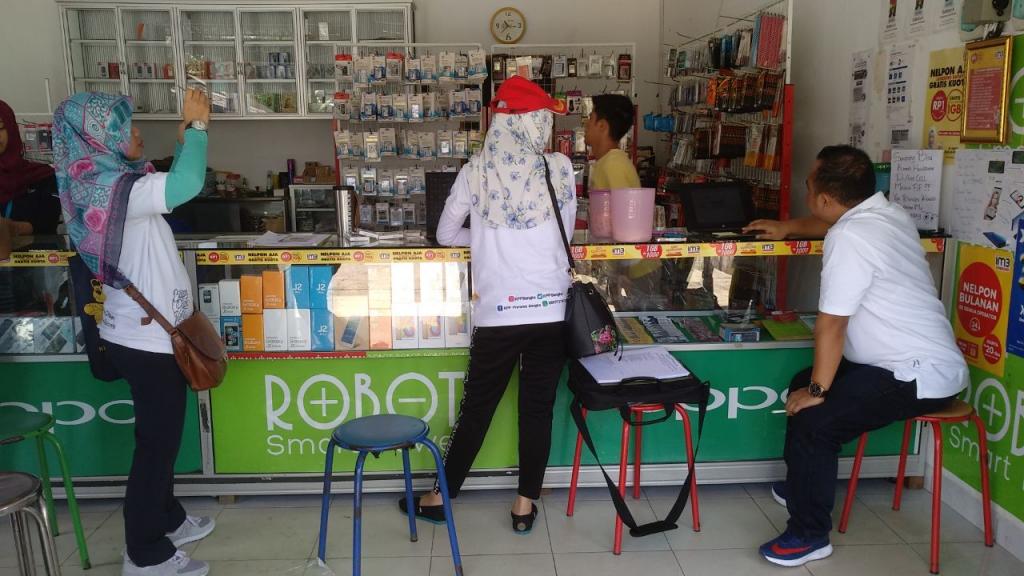 Petugas di lokasi wajib pajak.