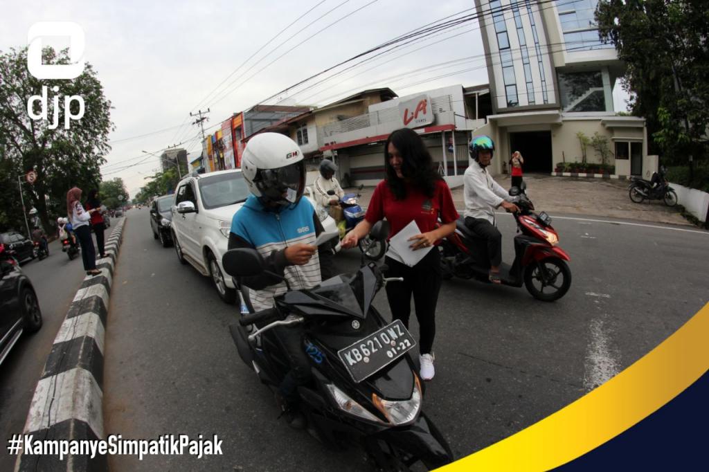 Pegawai KPP Pratama Mempawah membagikan leaflet berisi informasi SPT Tahunan (4)