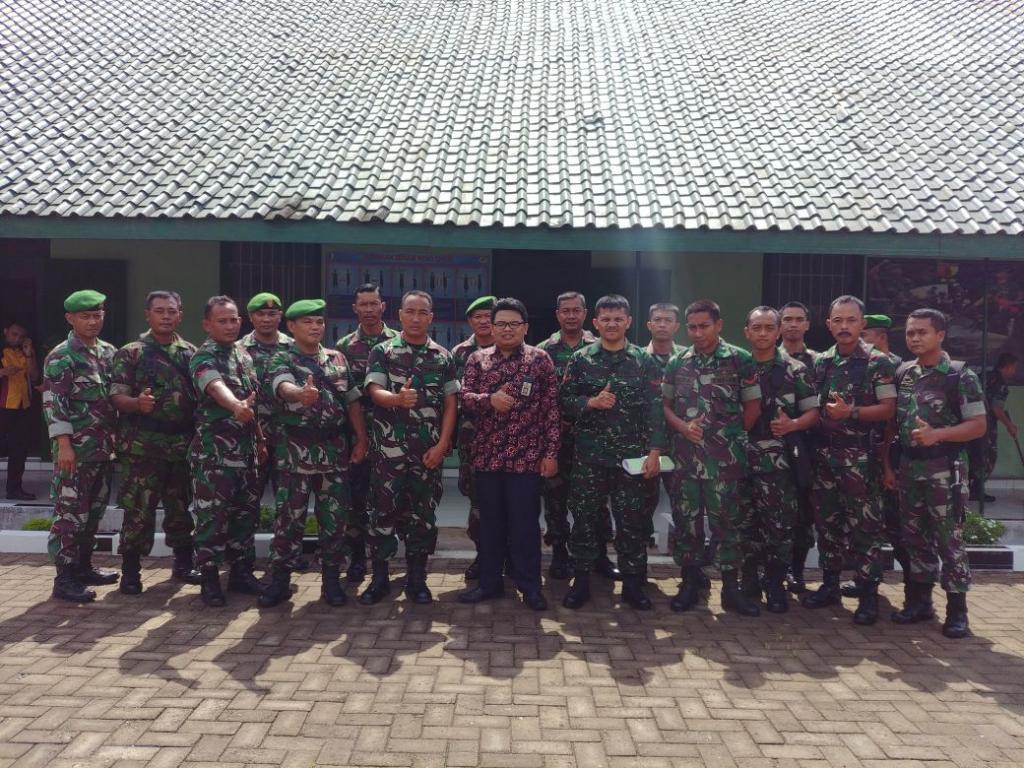 Para prajurit TNI Kodim 0827 berfoto bersama rombongan KP2KP
