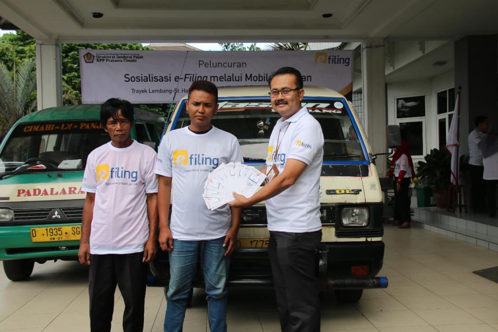 Penyerahan leaflet e-filing kepada Pengemudi Angkutan Umum