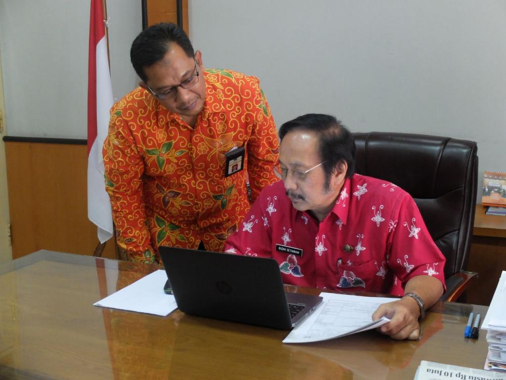 Kepala Seksi Pelayanan KPP Pratama Purwokerto Mendampingi Plt. Bupati Banyumas dalam Pengisian SPT