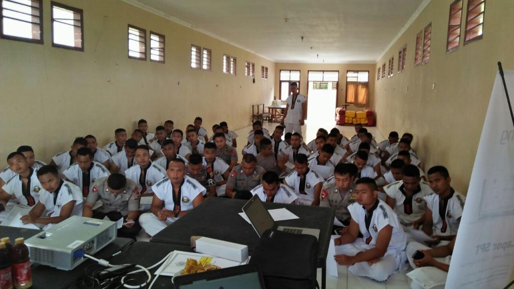 Anggota markas brimob mendengarkan sekaligus mempraktekkan arahan efiling