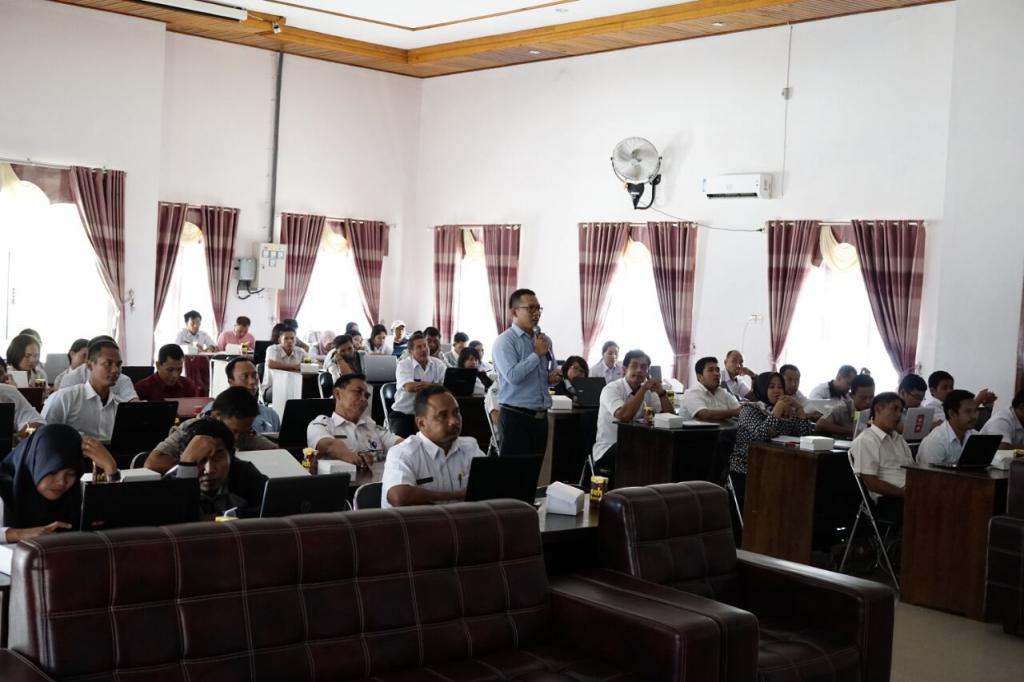 Pemateri menyampaikan materi