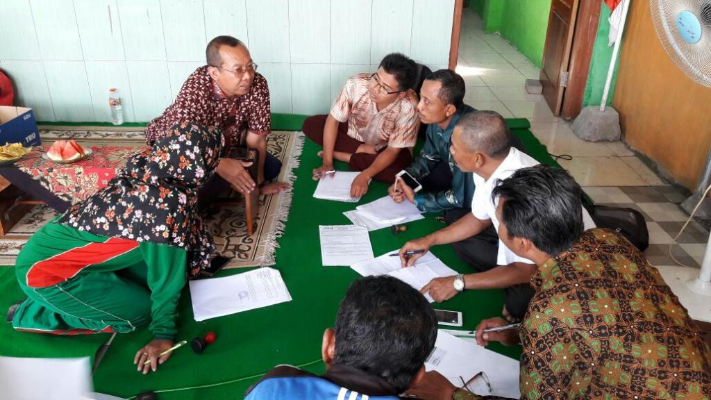 Pengurus TPQ mendengarkan penjelasan dari Munaji, Kepala Seksi Waskon III KPP Bojonegoro