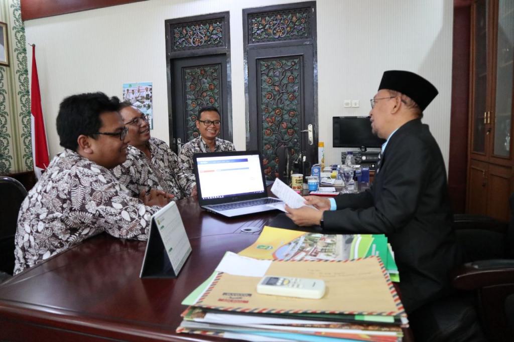 Dalam proses pelaporannya diiringi dengan suasana santai dan penuh canda tawa