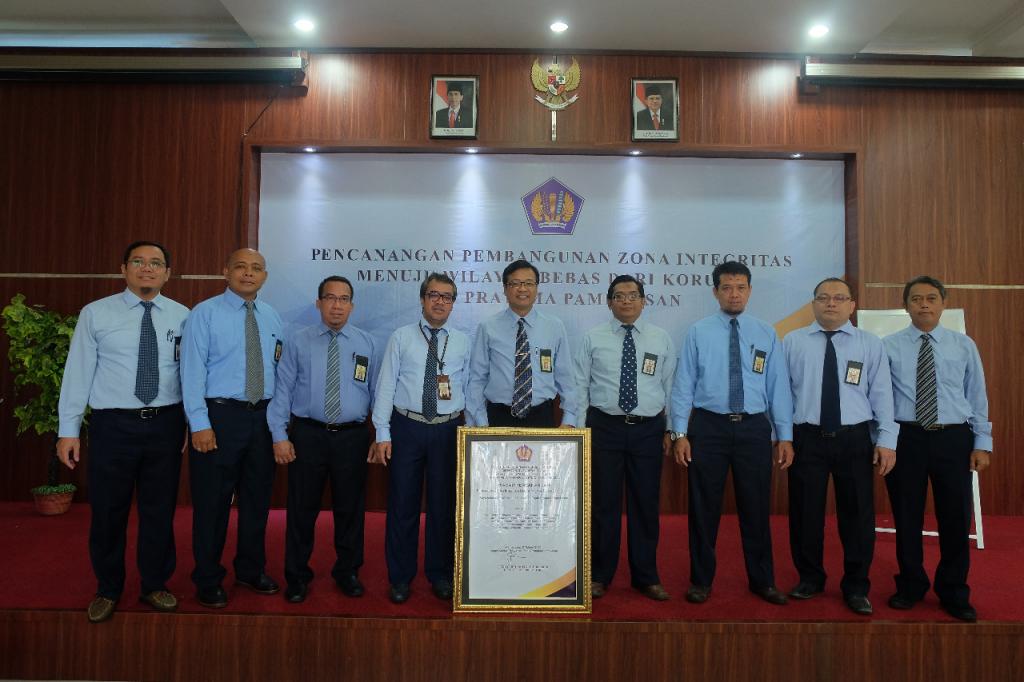 Para Pejabat Eselon IV beserta kepala kantor berfoto bersama