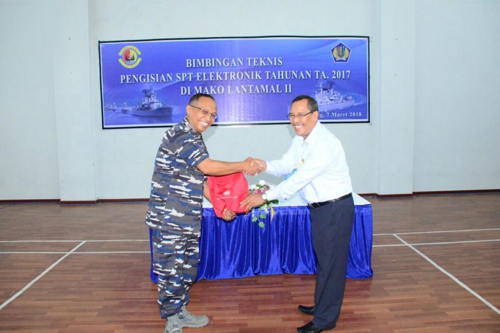 Danlantamal II Padang Bersama Kepala Seksi Bimbingan Penyuluhan Kanwil DJP Sumatera Barat dan Jambi