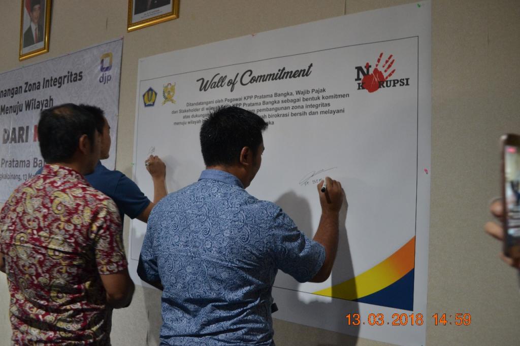 Perwakilan dari wajib pajak menandatangani Wall of Commitment