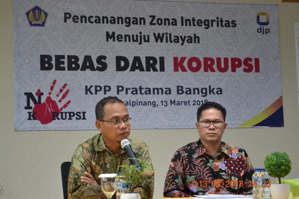 Kepala KPP Pratama Bangka memberikan kata sambutan ditemani oleh Kepala Subbagian Umum dan Kepatuhan Internal