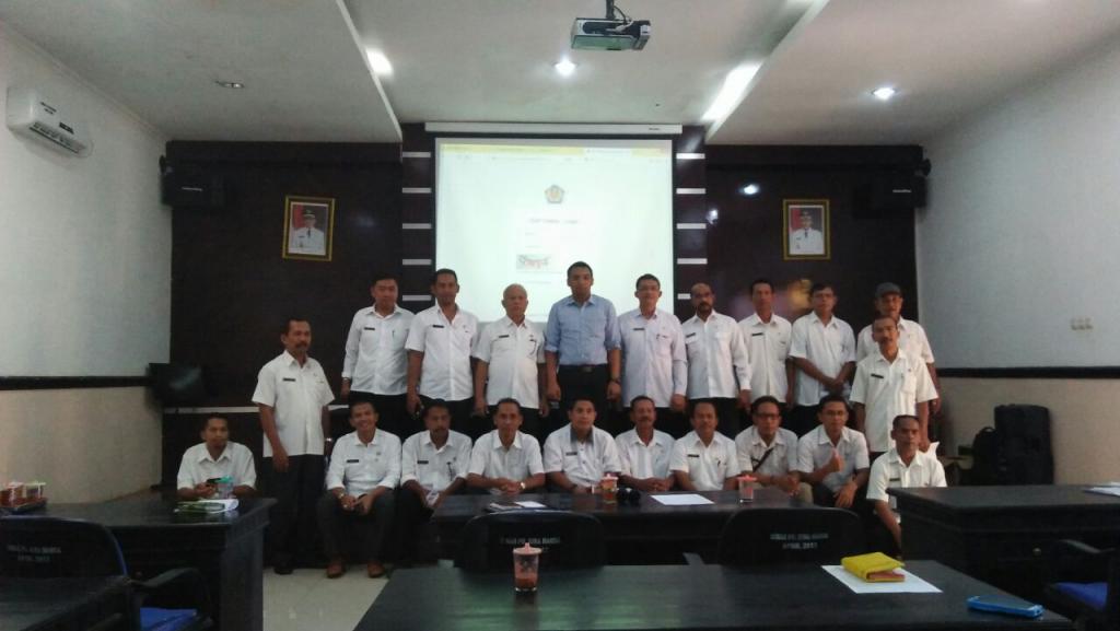 Tim KP2KP Sumenep dan Para Pegawai Dinas PU Bina Marga Sumenep berfoto bersama