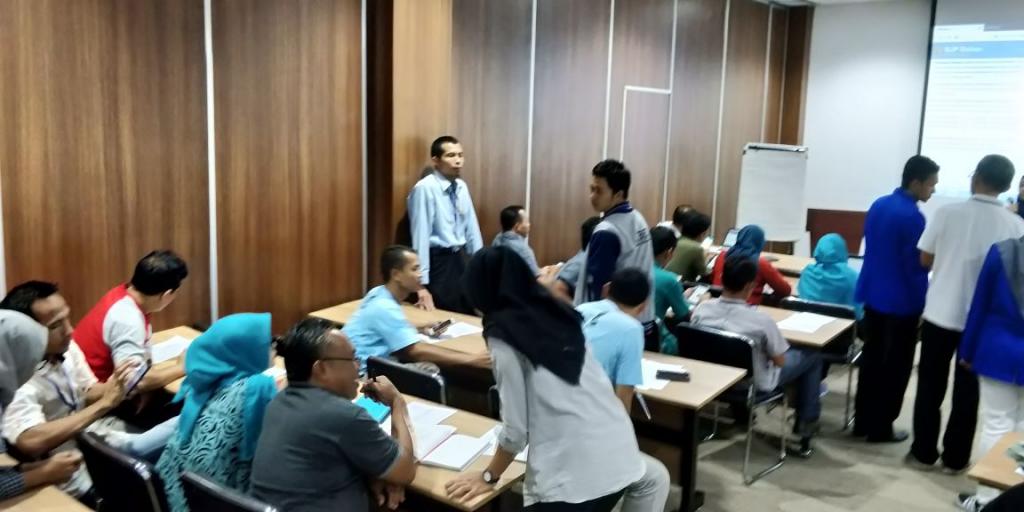 Seluruh tim penyuluh membantu karyawan yang melaporkan SPT Tahunan secara online